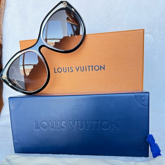 Authentic Louis Vutton Sunglasses!! Black color with gold motives! Brand New!!! - Picture 5 of 15